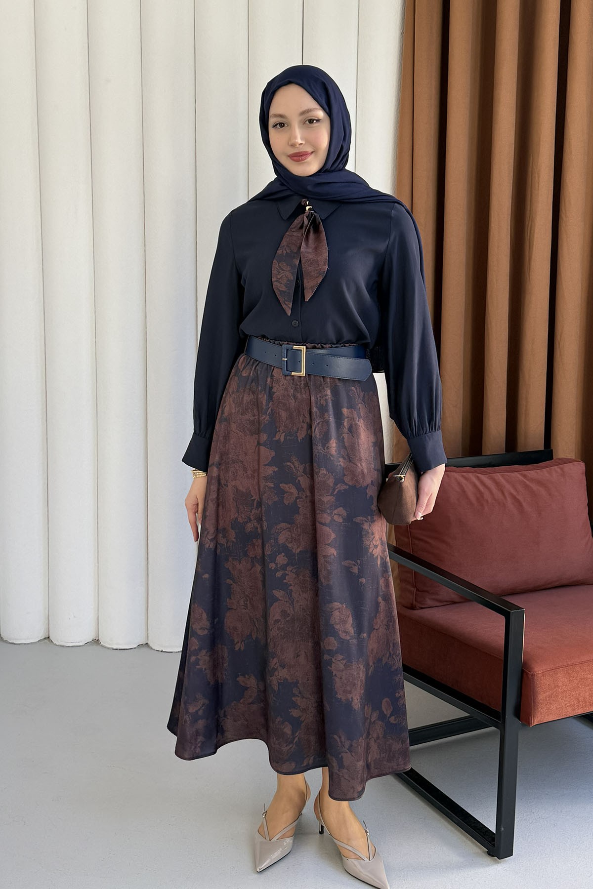 Çiçek Desen & Fular Yaka Kemerli Tesettür Takım-LACİVERT