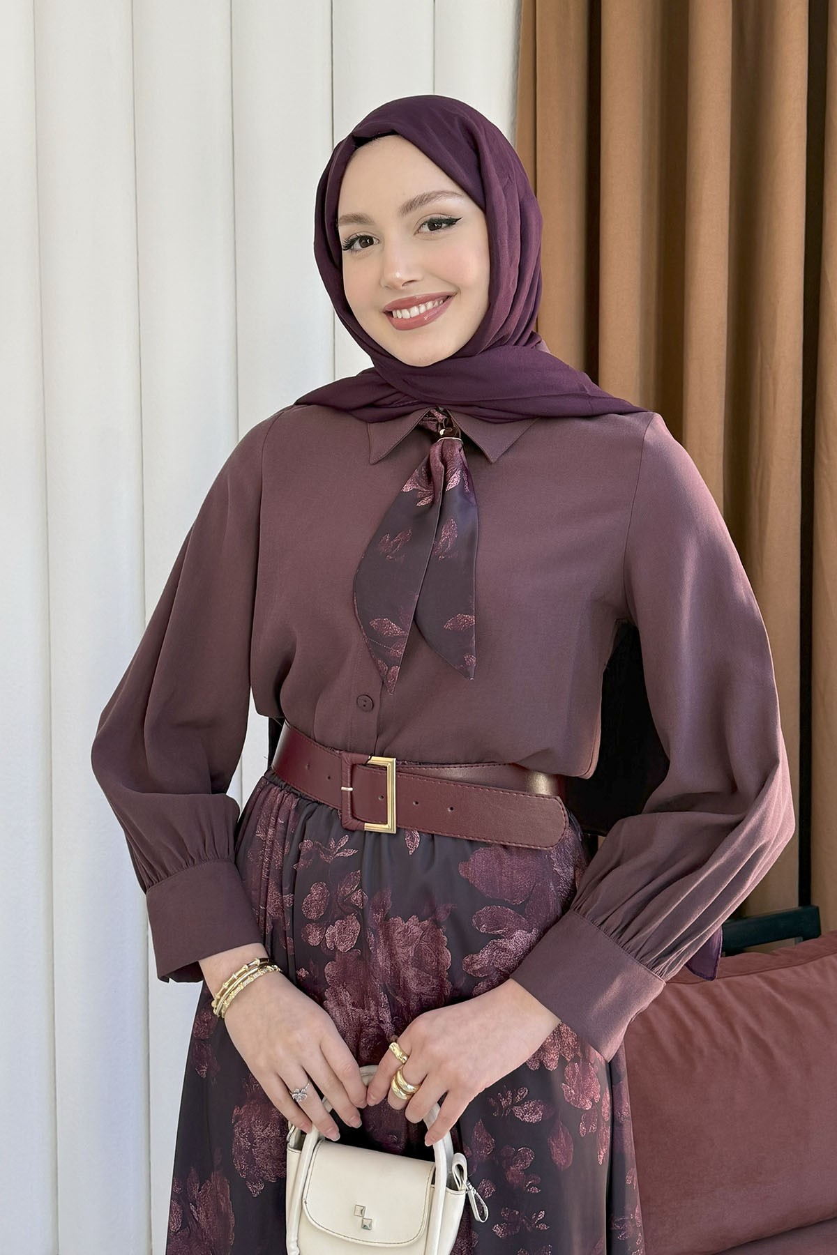 Çiçek Desen & Fular Yaka Kemerli Tesettür Takım-MÜRDÜM