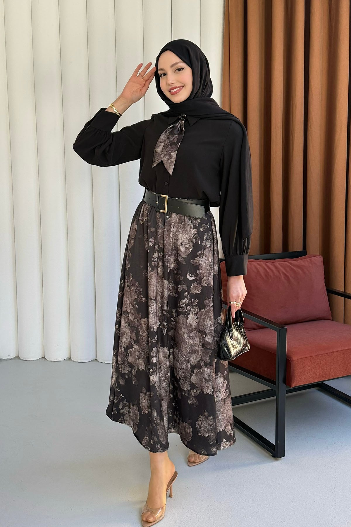 Çiçek Desen & Fular Yaka Kemerli Tesettür Takım-SİYAH