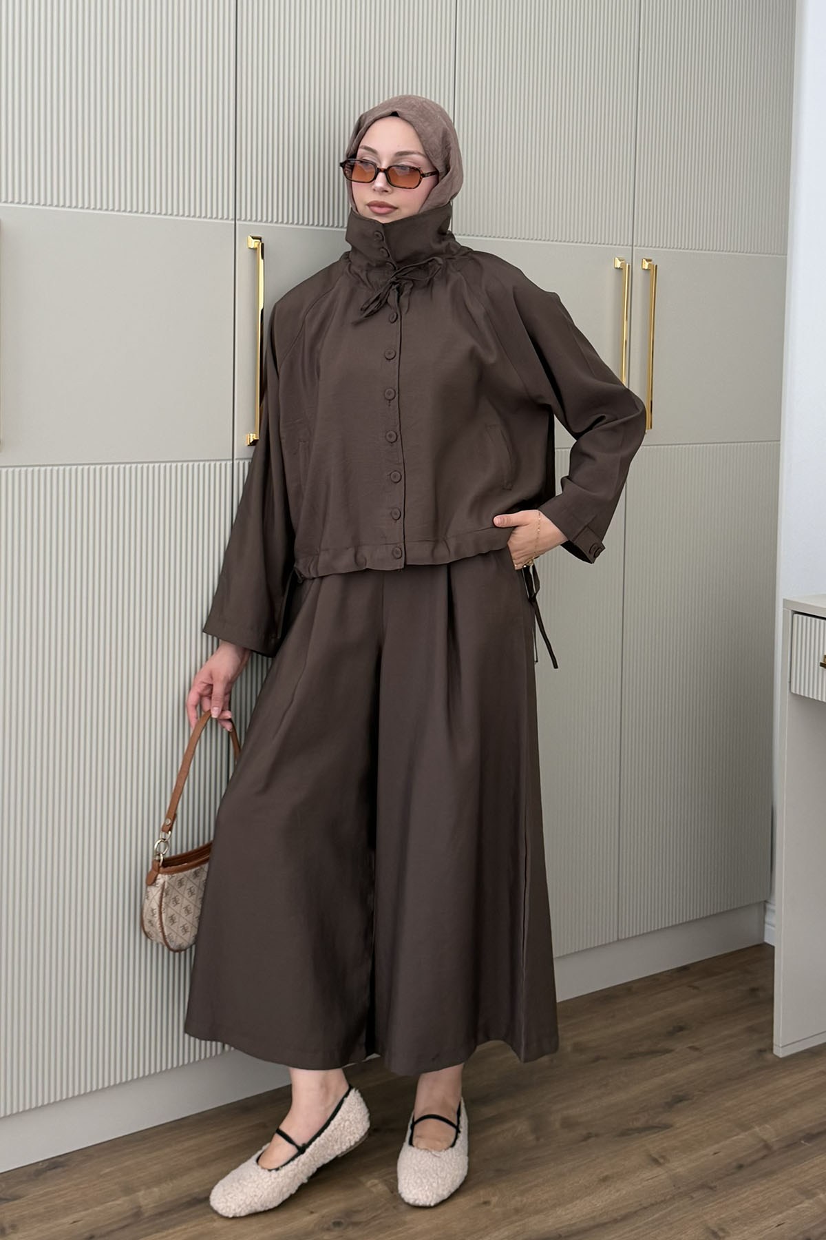 Dik Yaka Düğmeli Oversize Pantolonlu Tesettür Takım-KAHVERENGİ