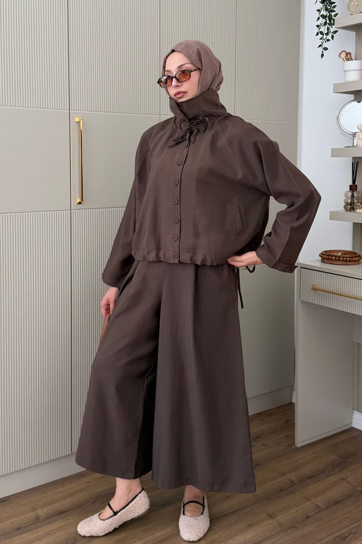 Dik Yaka Düğmeli Oversize Pantolonlu Tesettür Takım-KAHVERENGİ