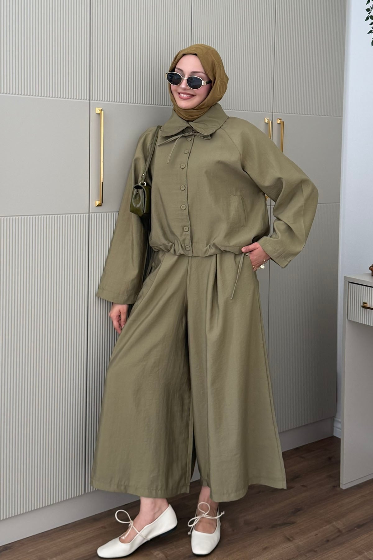Dik Yaka Düğmeli Oversize Pantolonlu Tesettür Takım-HAKİ YEŞİL