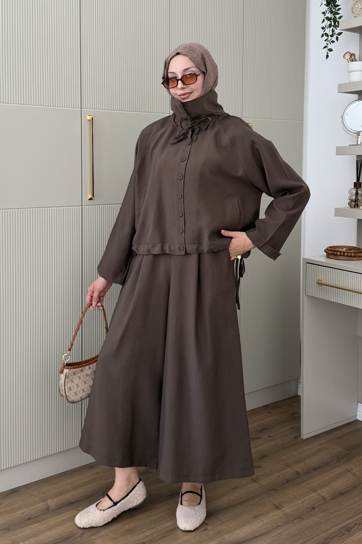 Dik Yaka Düğmeli Oversize Pantolonlu Tesettür Takım-KAHVERENGİ