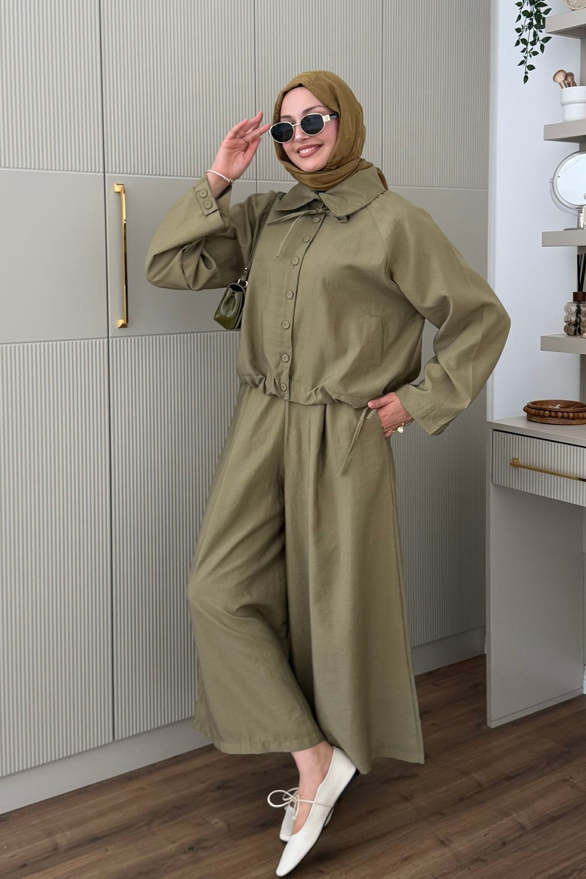 Dik Yaka Düğmeli Oversize Pantolonlu Tesettür Takım-HAKİ YEŞİL