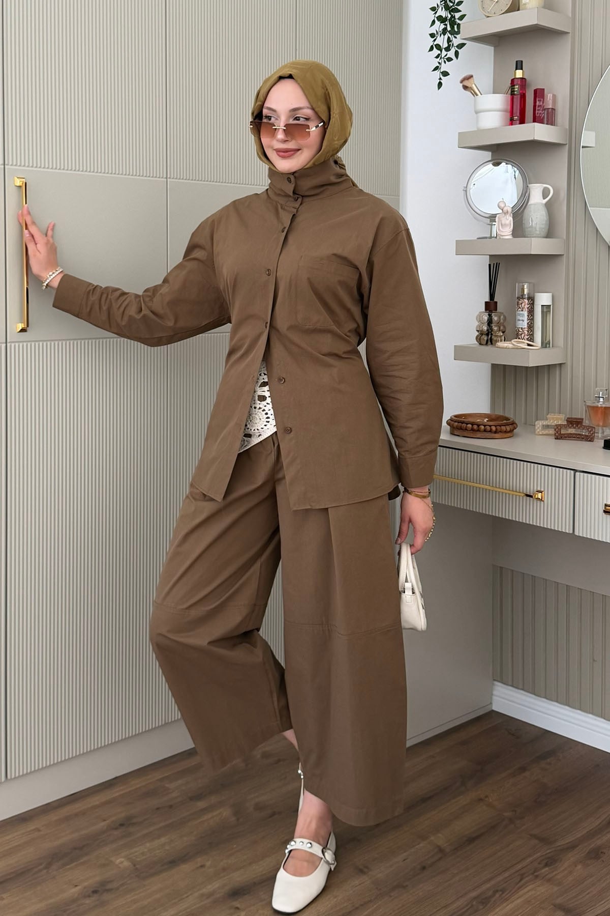 Dik Yaka Kuşaklı Gömlek Pantolonlu Tesettür Takım-LATTE