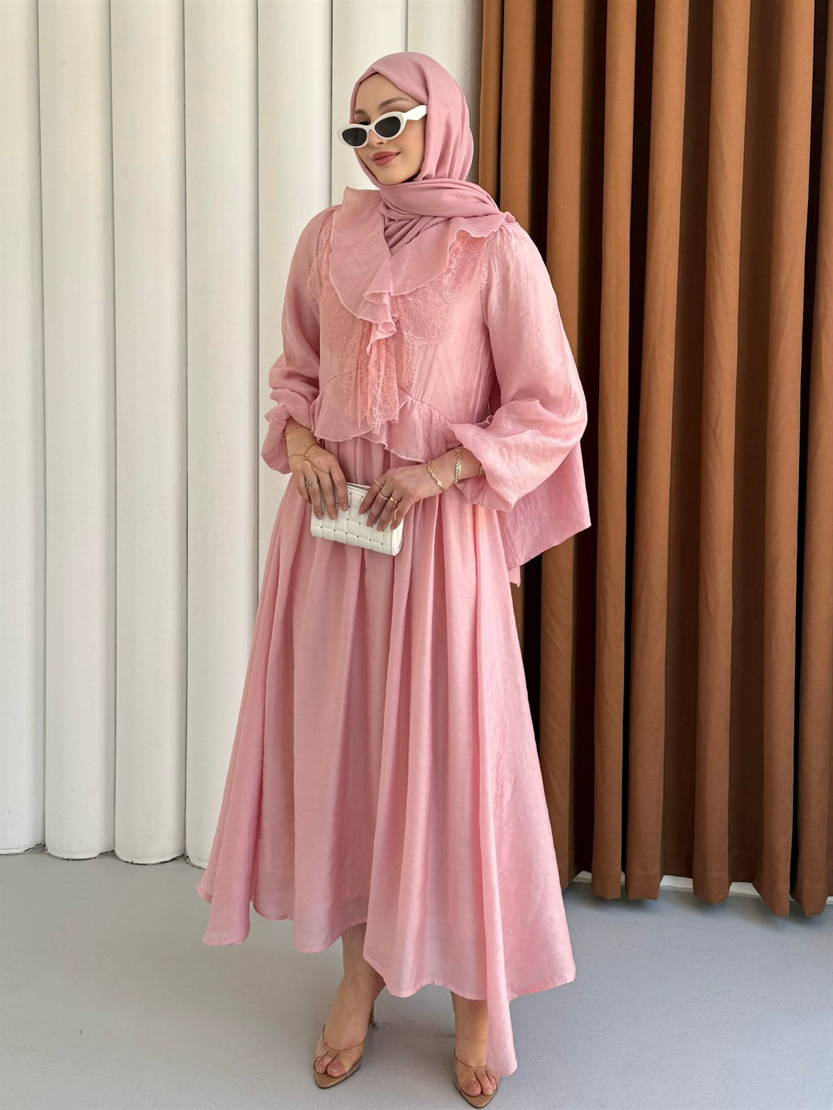 Elara Dantel Yaka Fırfırlı Özel Tasarım Tesettür Elbise-PEMBE