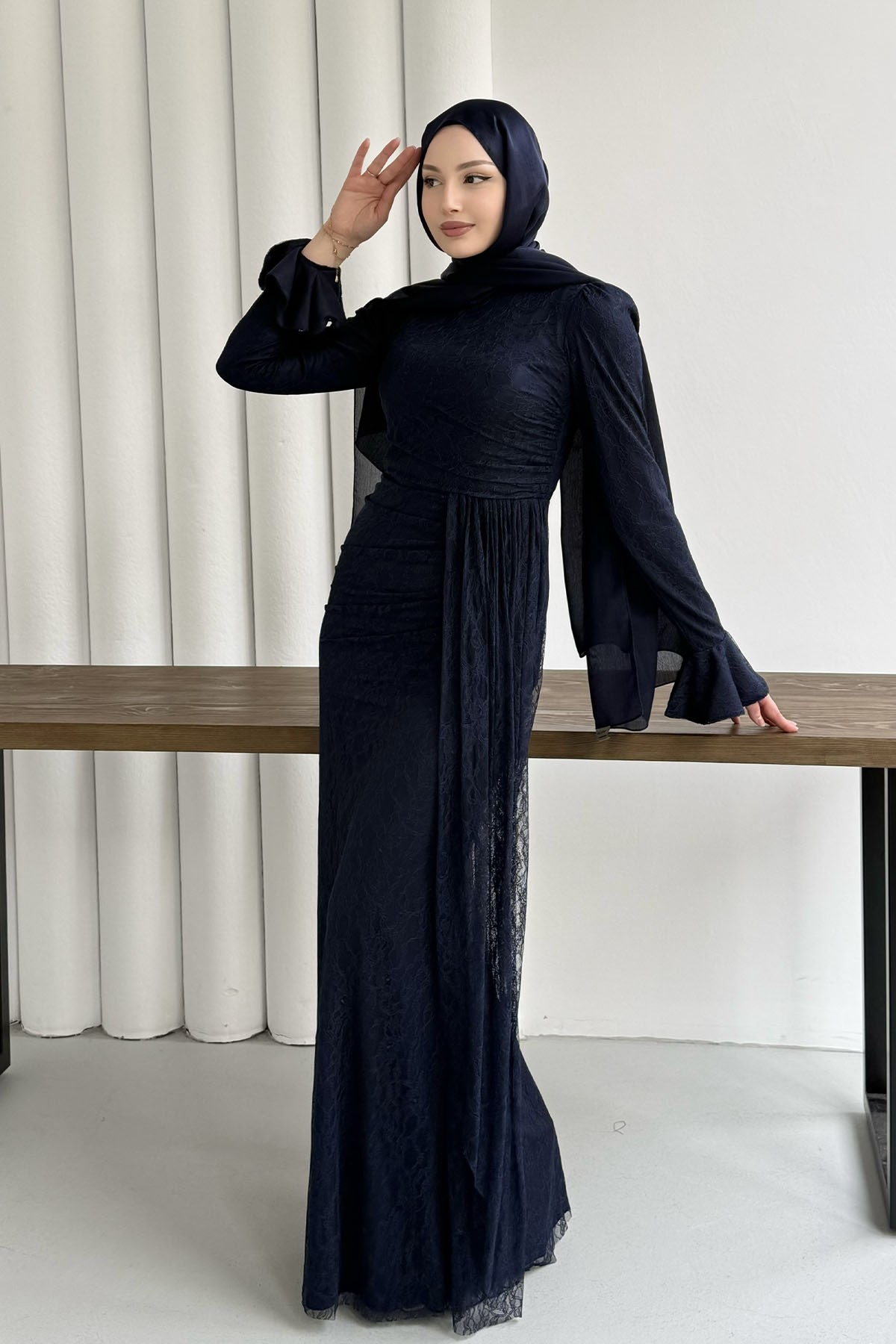 Elegance Dantel ve Volan Detaylı Tesettür Abiye-LACİVERT