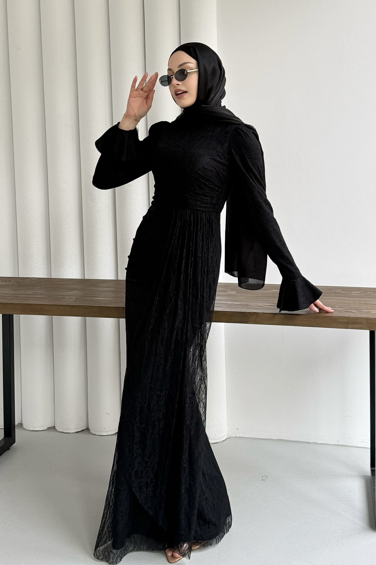 Elegance Dantel ve Volan Detaylı Tesettür Abiye-SİYAH