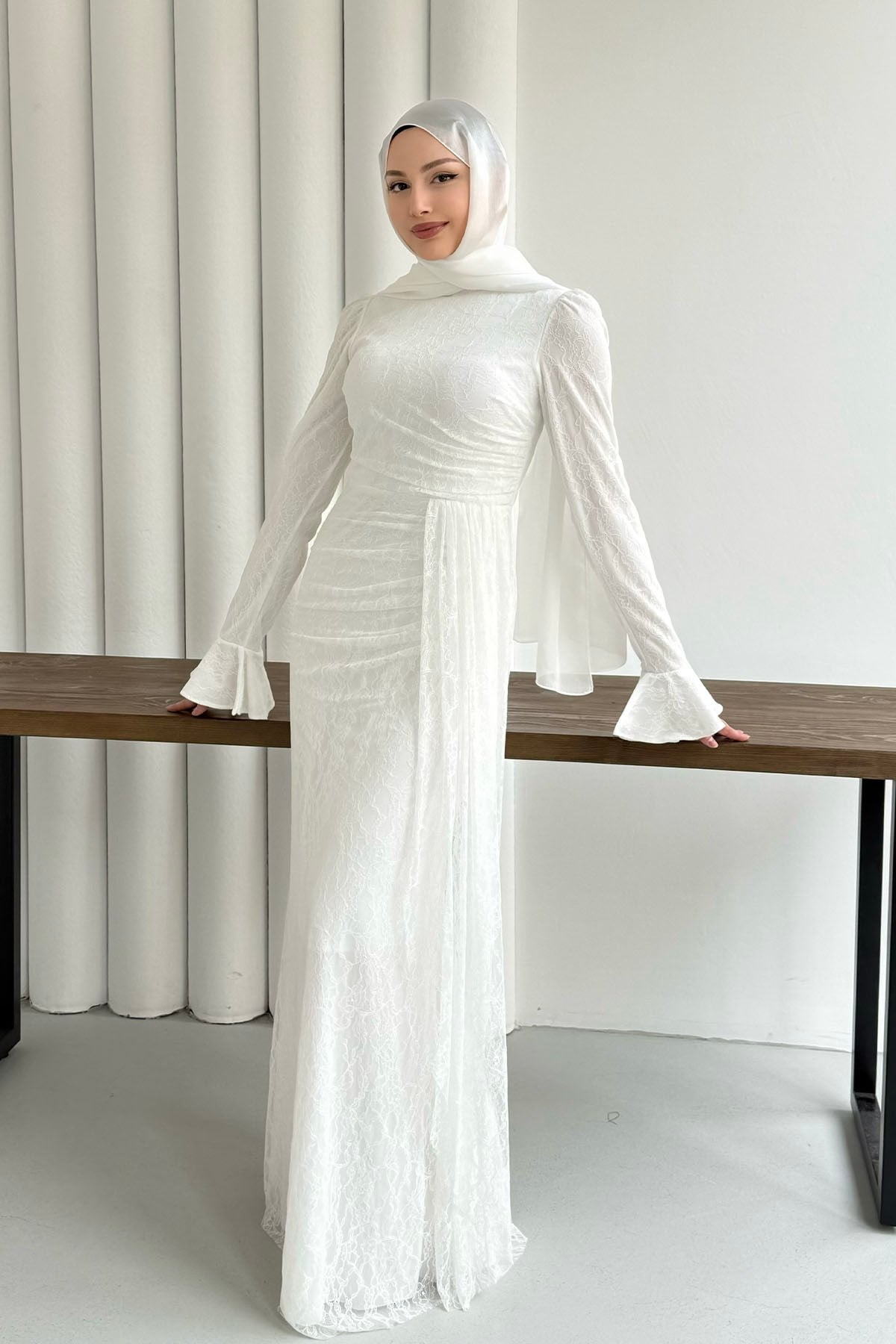 Elegance Dantel ve Volan Detaylı Tesettür Abiye-BEYAZ