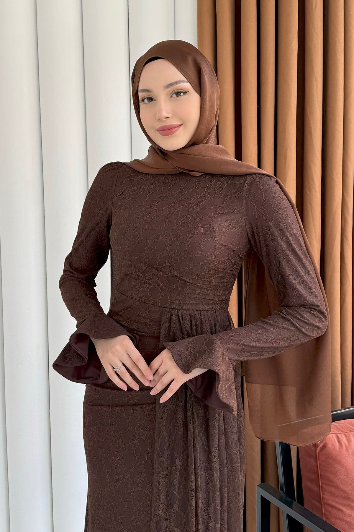 Elegance Dantel ve Volan Detaylı Tesettür Abiye-KAHVERENGİ