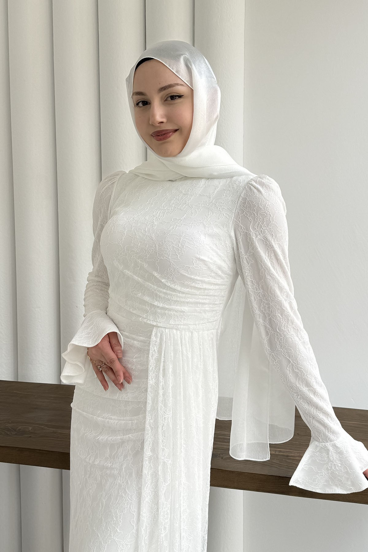 Elegance Dantel ve Volan Detaylı Tesettür Abiye-BEYAZ