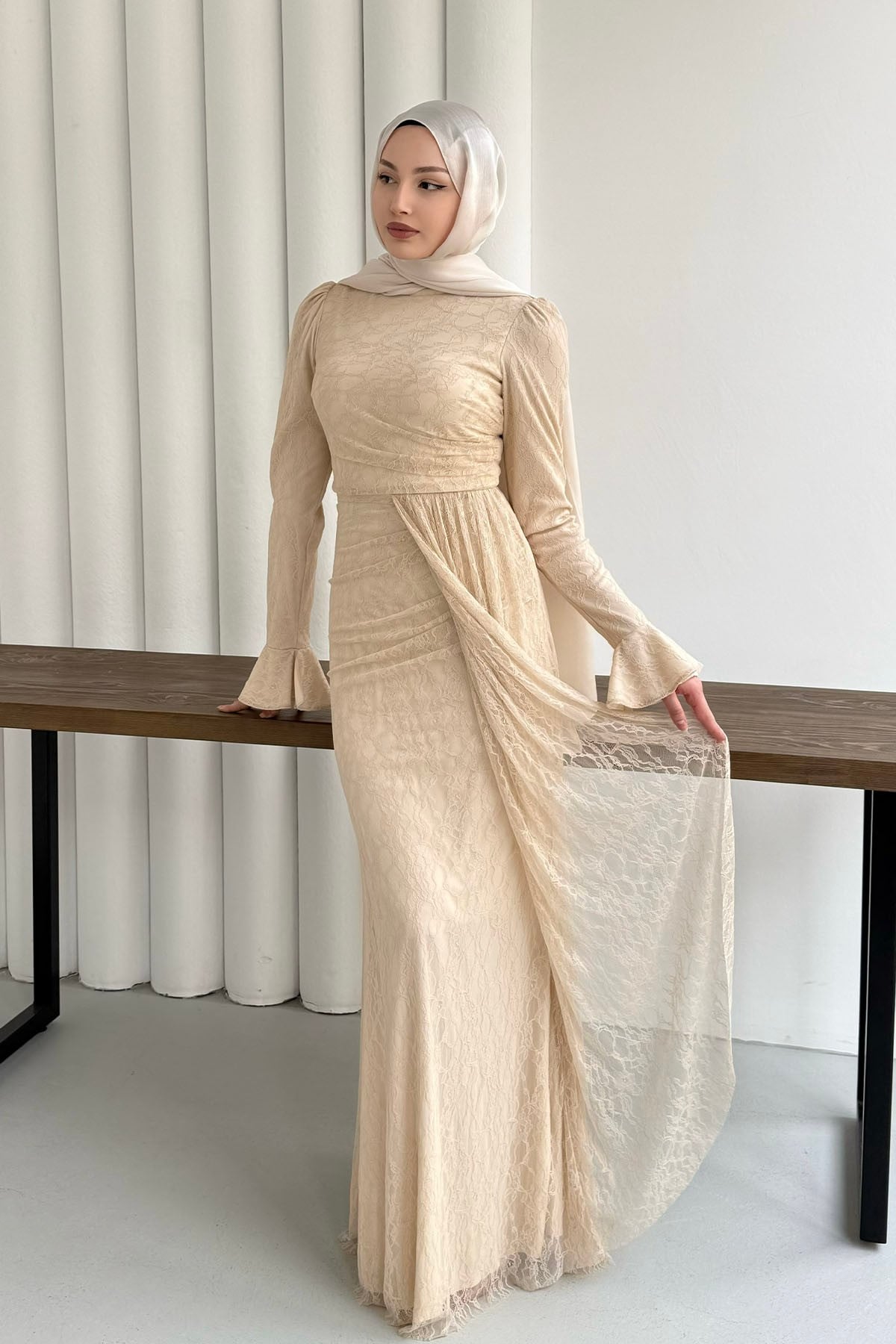 Elegance Dantel ve Volan Detaylı Tesettür Abiye-BEJ