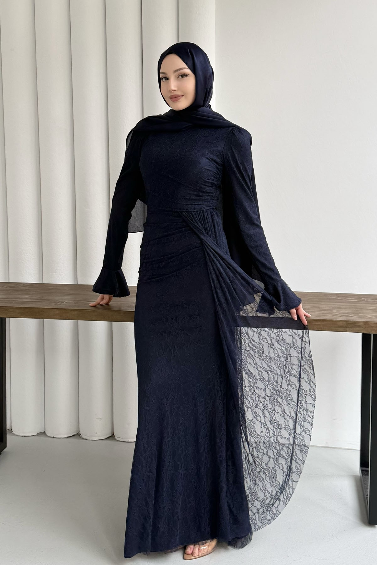 Elegance Dantel ve Volan Detaylı Tesettür Abiye-LACİVERT
