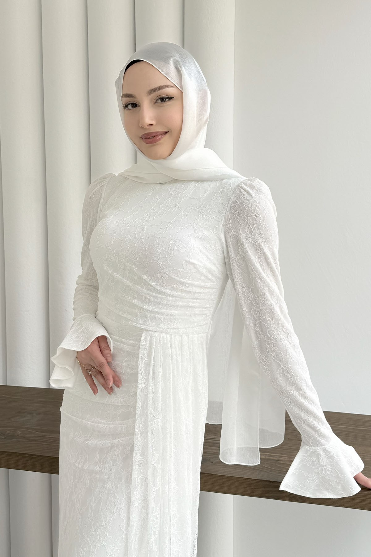 Elegance Dantel ve Volan Detaylı Tesettür Abiye-BEYAZ