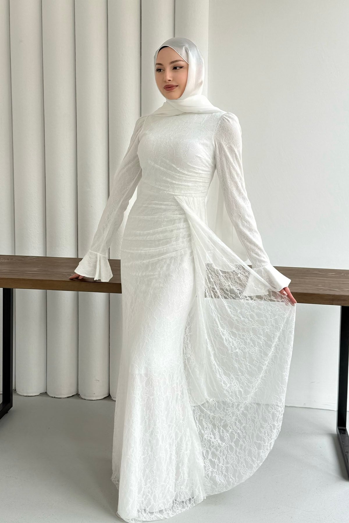 Elegance Dantel ve Volan Detaylı Tesettür Abiye-BEYAZ
