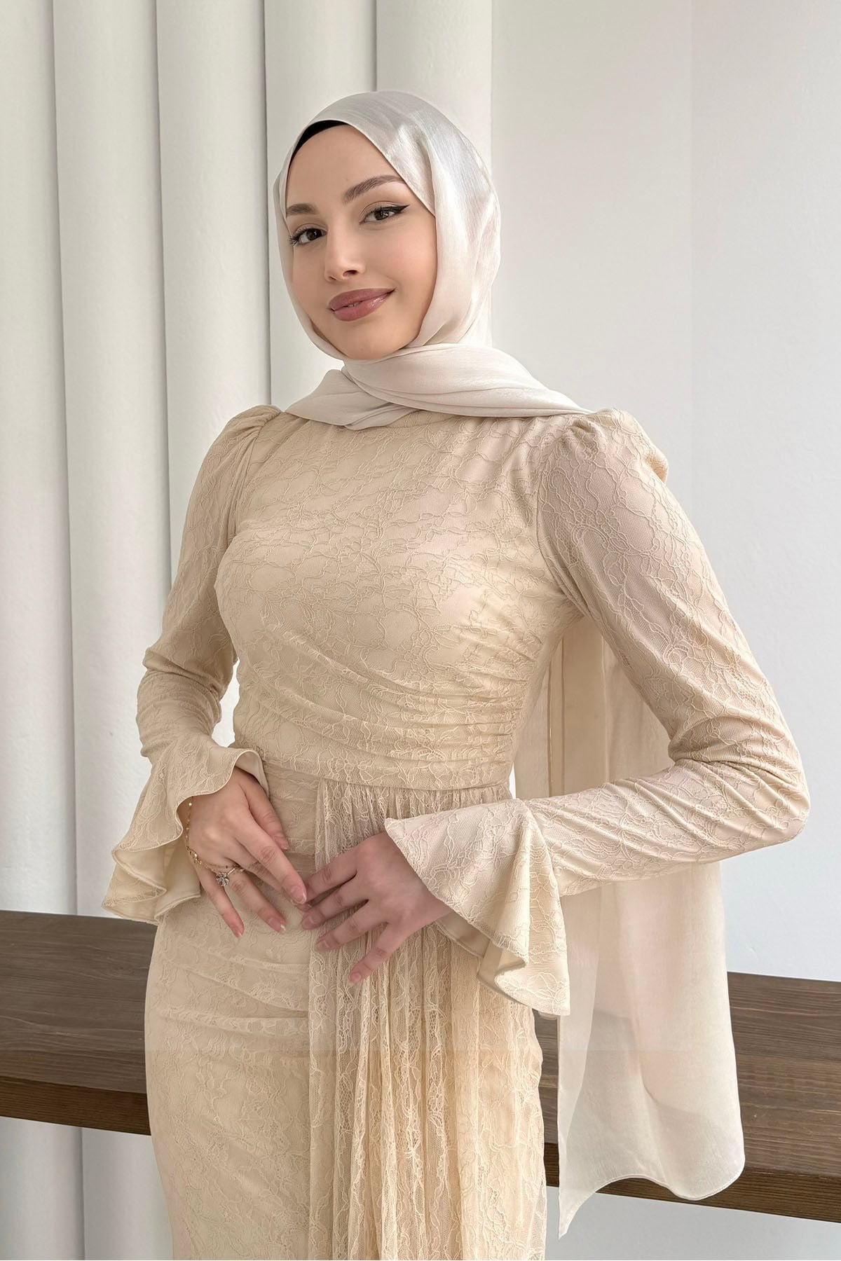 Elegance Dantel ve Volan Detaylı Tesettür Abiye-BEJ