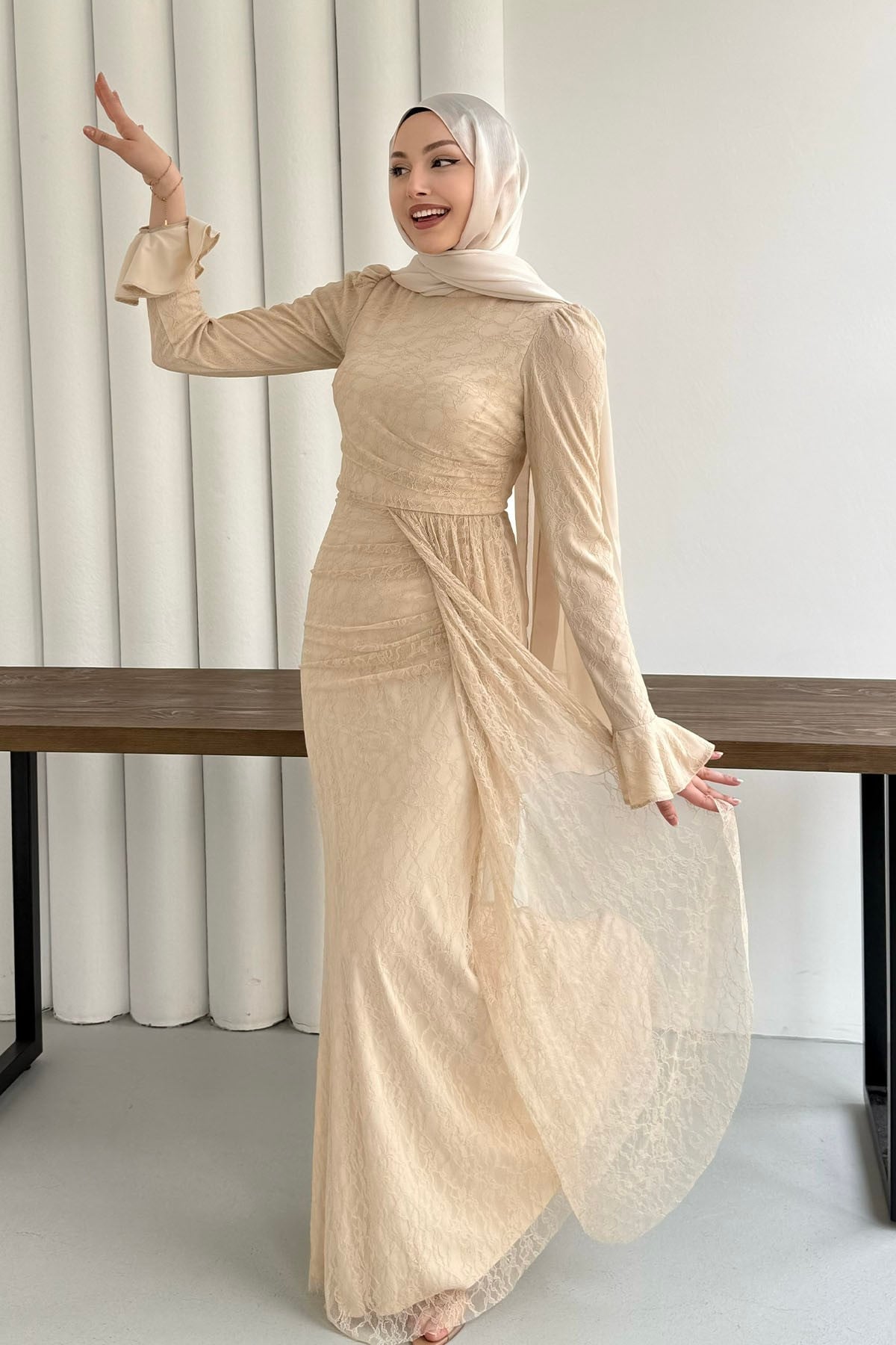 Elegance Dantel ve Volan Detaylı Tesettür Abiye-BEJ