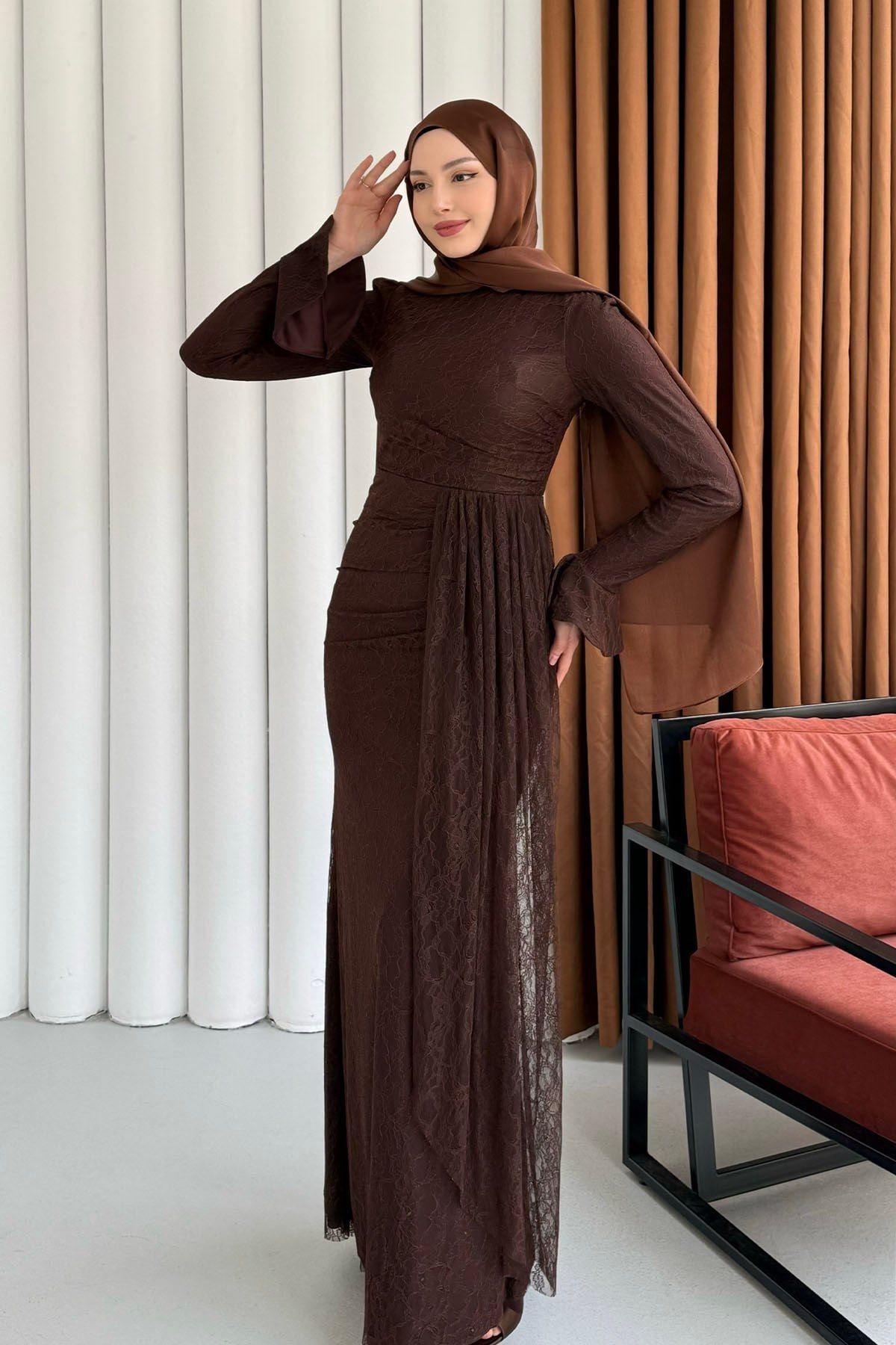 Elegance Dantel ve Volan Detaylı Tesettür Abiye-KAHVERENGİ
