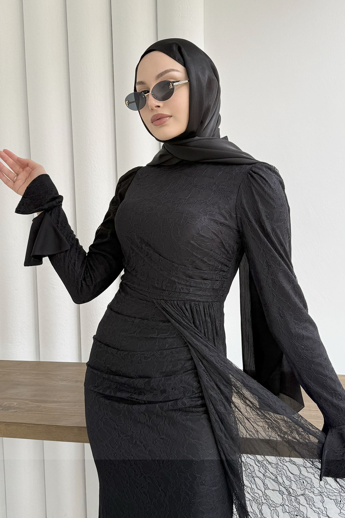 Elegance Dantel ve Volan Detaylı Tesettür Abiye-SİYAH