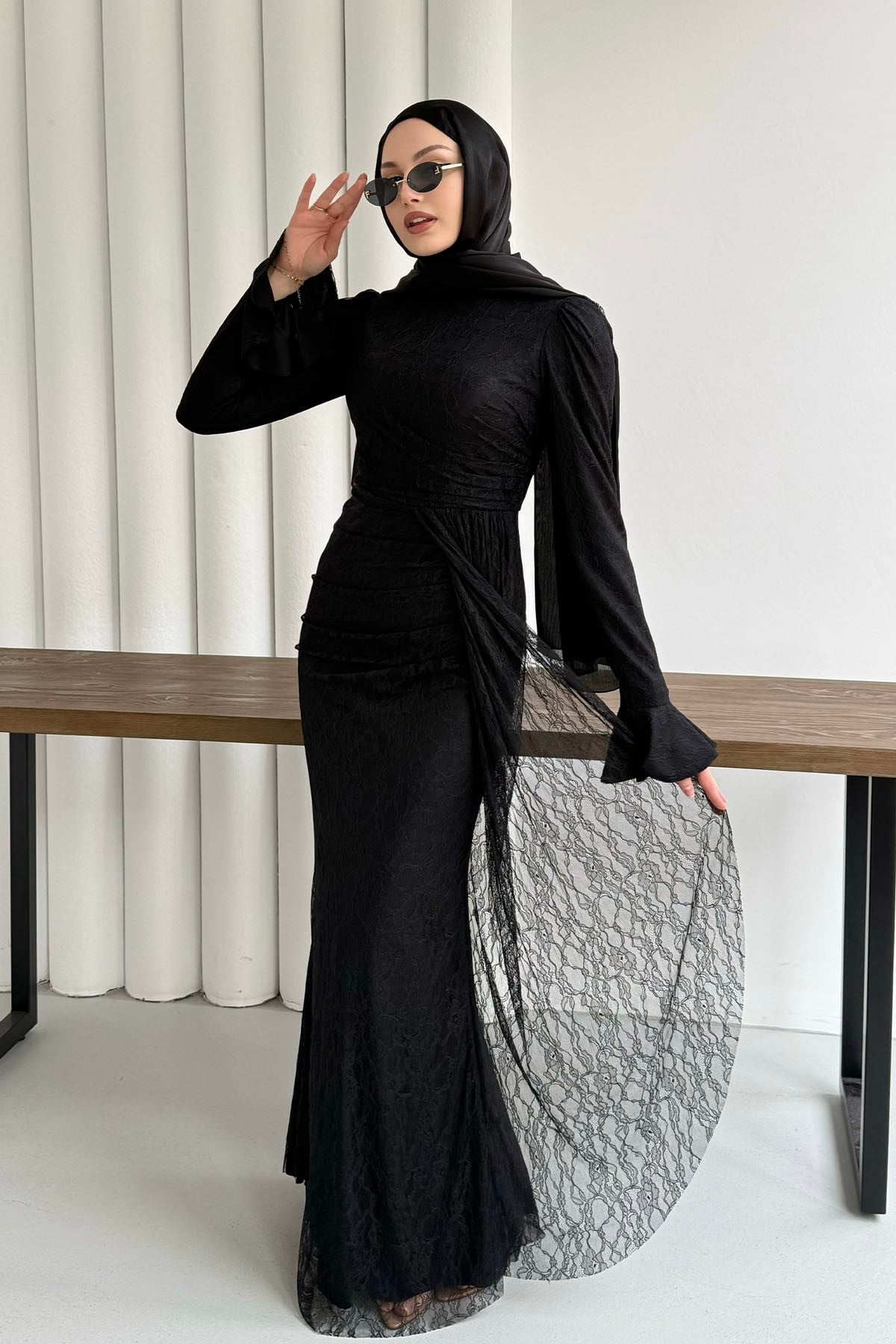 Elegance Dantel ve Volan Detaylı Tesettür Abiye-SİYAH