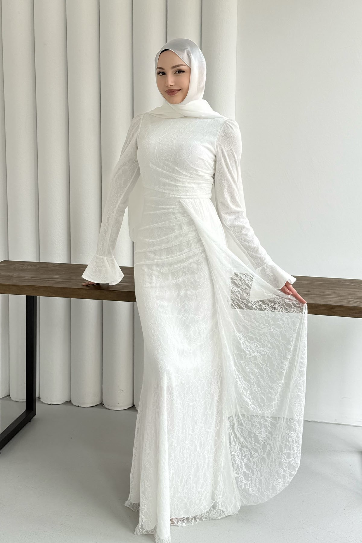 Elegance Dantel ve Volan Detaylı Tesettür Abiye-BEYAZ