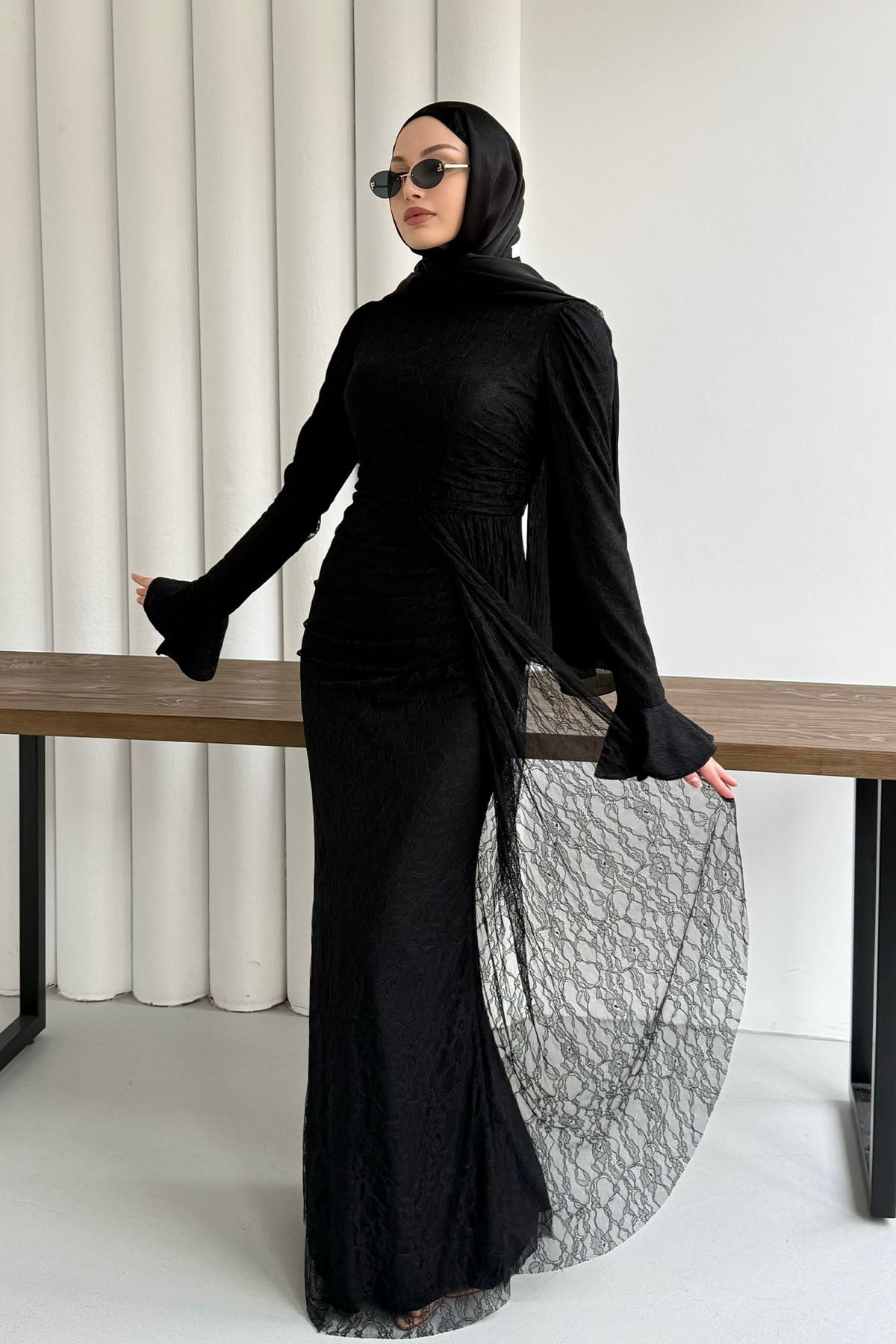 Elegance Dantel ve Volan Detaylı Tesettür Abiye-SİYAH