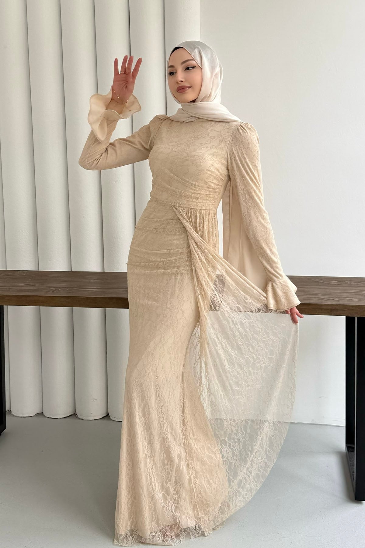 Elegance Dantel ve Volan Detaylı Tesettür Abiye-BEJ