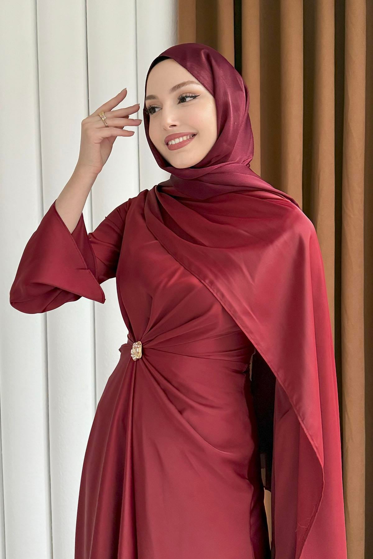 Elegant Broş Detaylı Saten Tesettür Abiye-BORDO