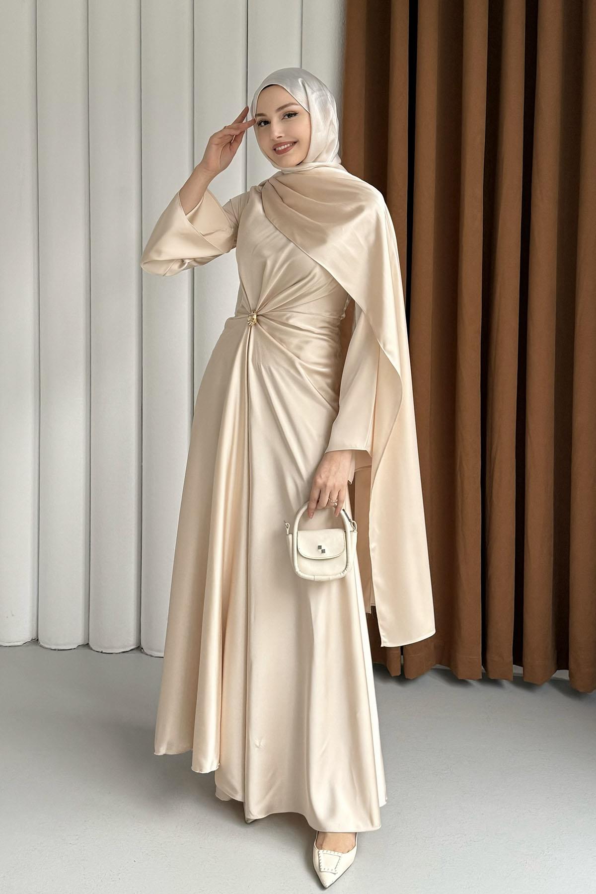Elegant Broş Detaylı Saten Tesettür Abiye-BEJ