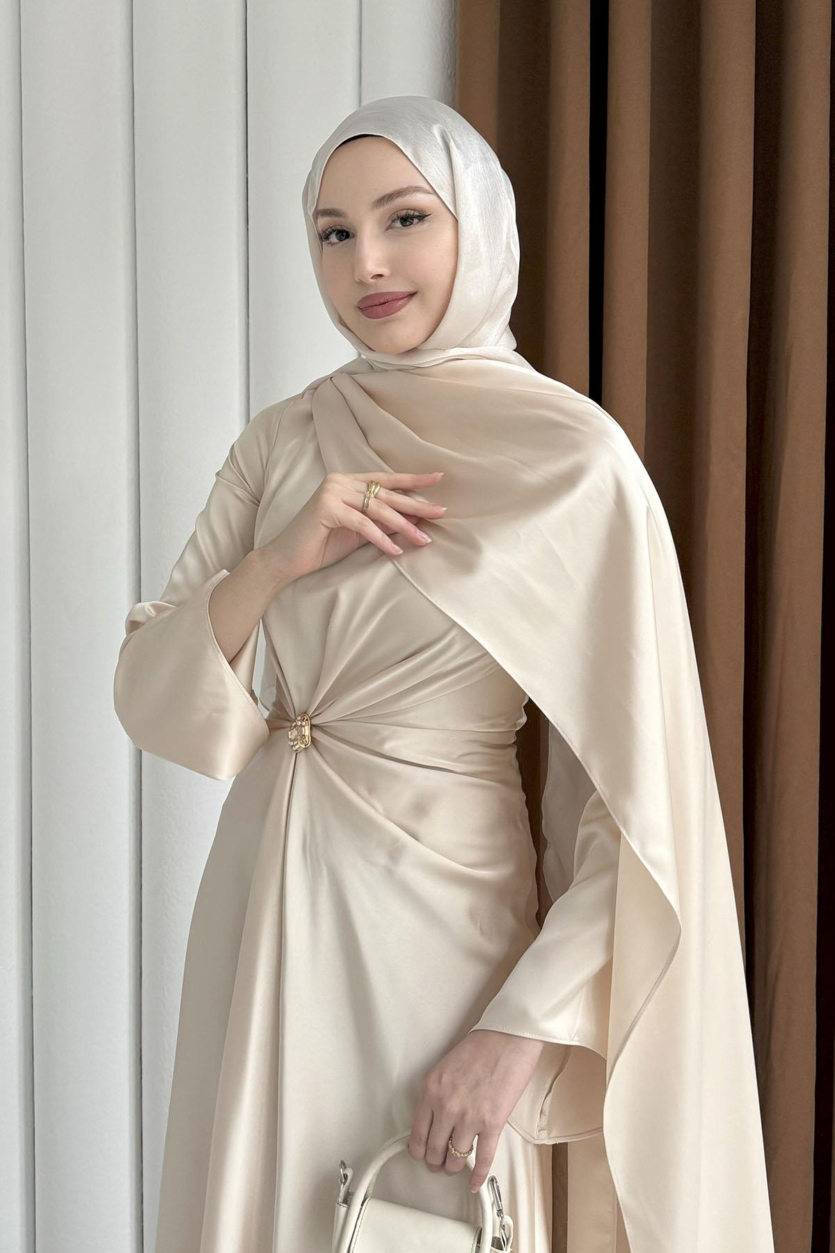 Elegant Broş Detaylı Saten Tesettür Abiye-BEJ