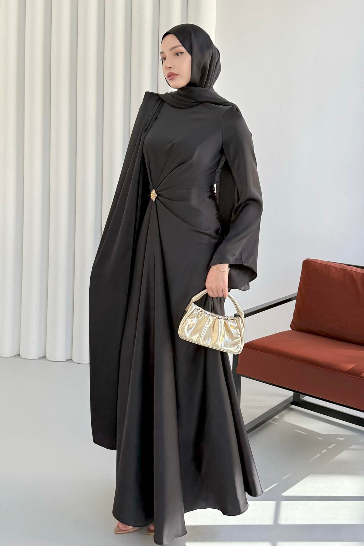 Elegant Broş Detaylı Saten Tesettür Abiye-SİYAH