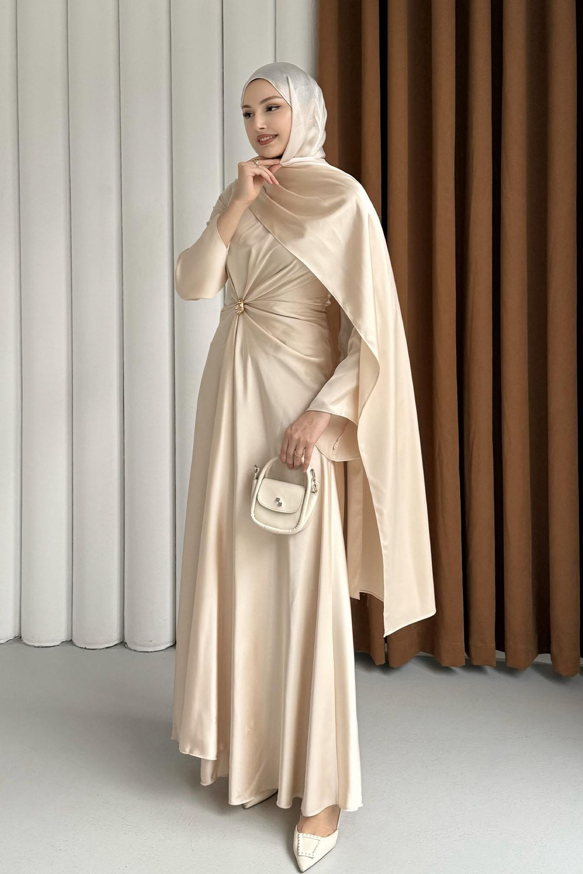 Elegant Broş Detaylı Saten Tesettür Abiye-BEJ