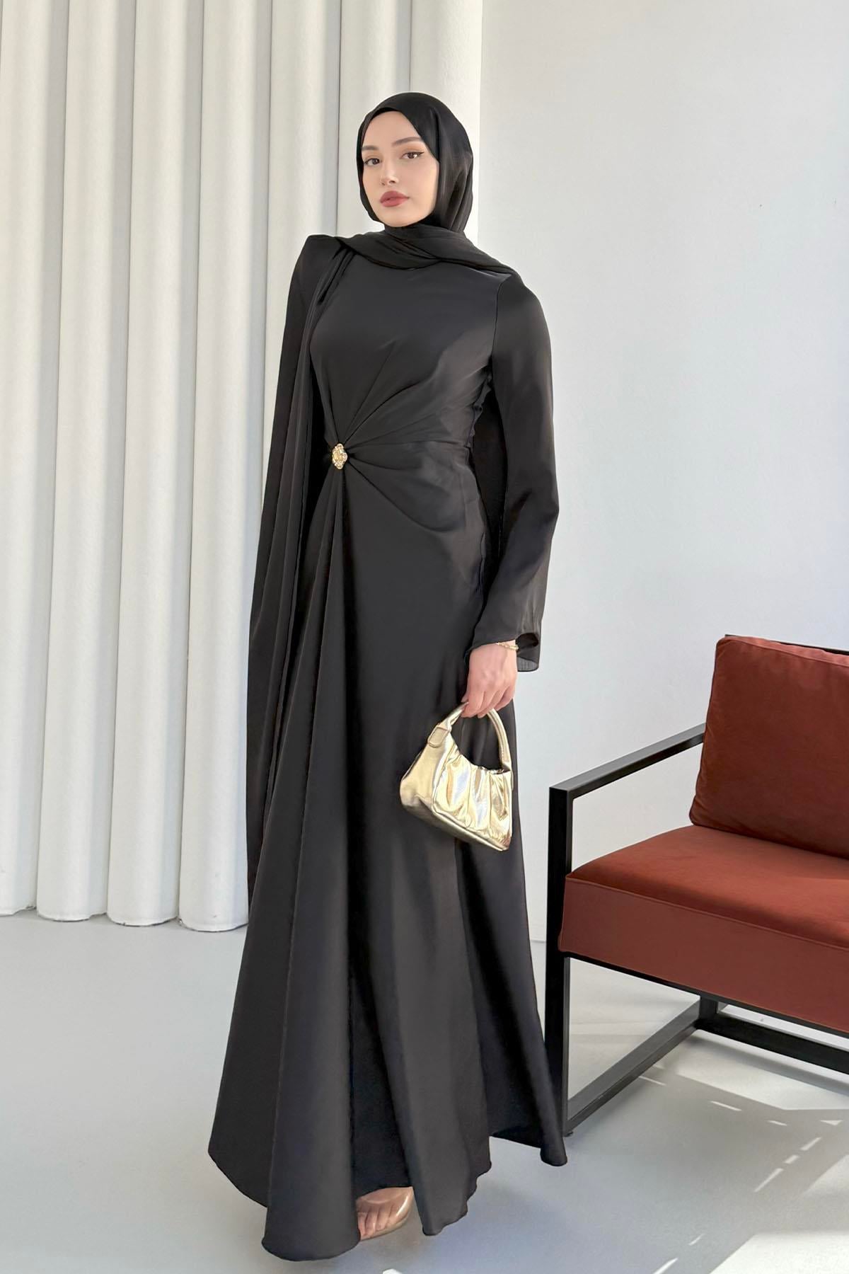 Elegant Broş Detaylı Saten Tesettür Abiye-SİYAH
