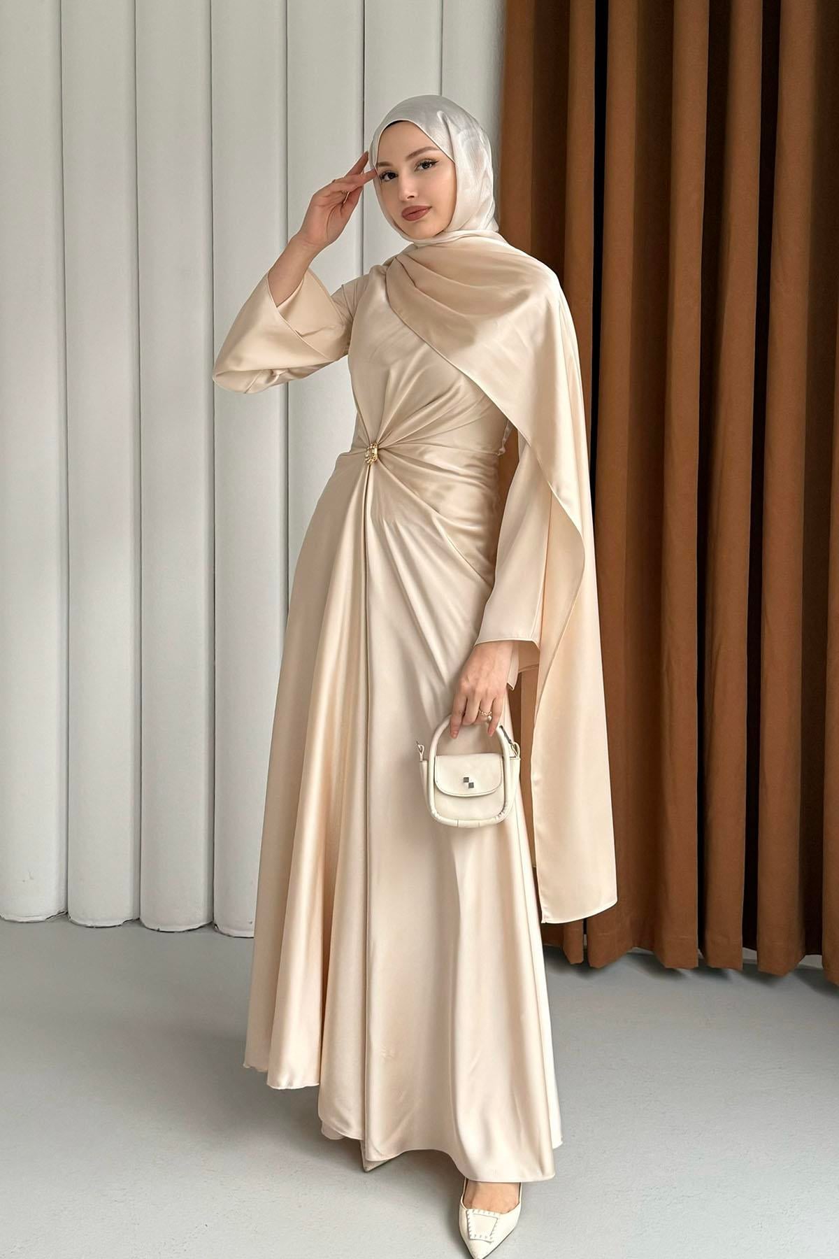 Elegant Broş Detaylı Saten Tesettür Abiye-BEJ