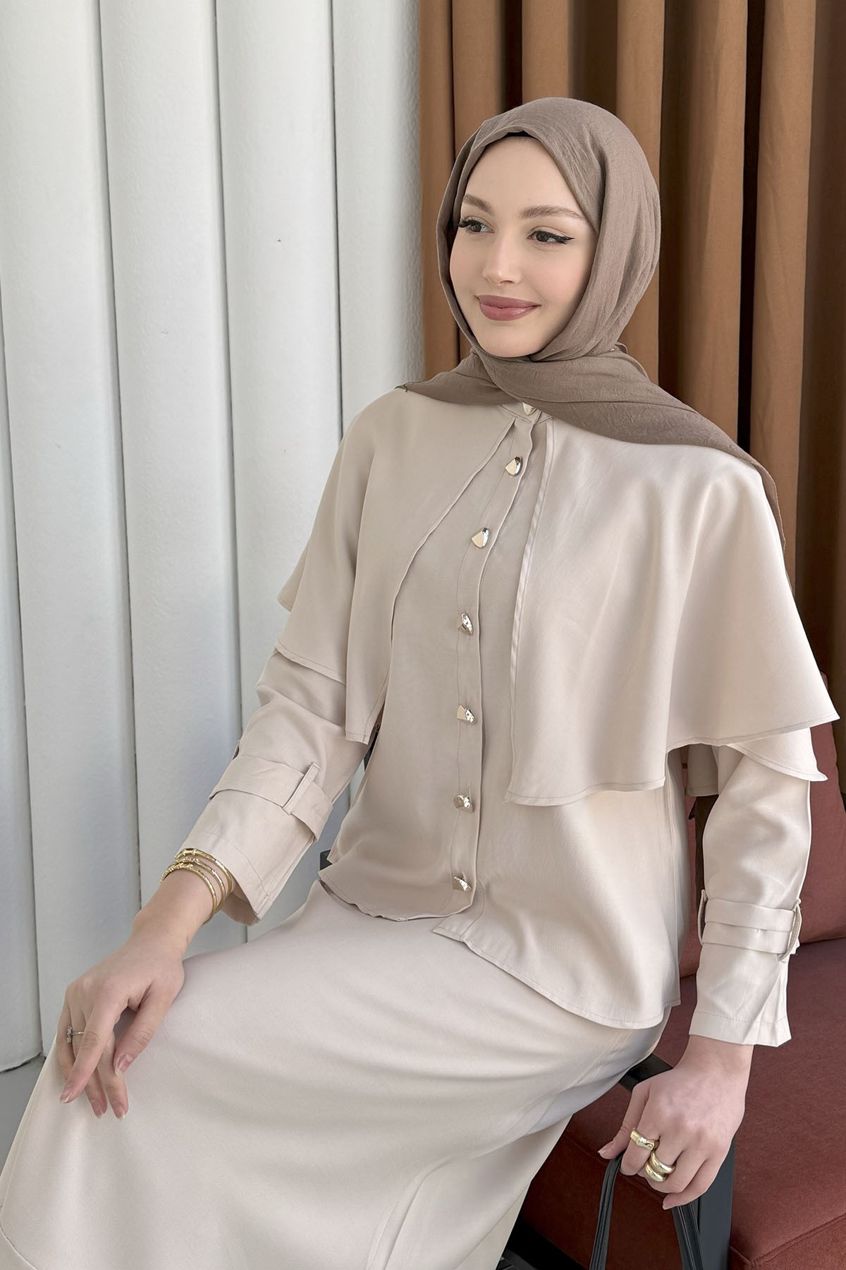 Elyra Kendinden Pelerinli Gold Düğmeli Tesettür Takım-TAŞ