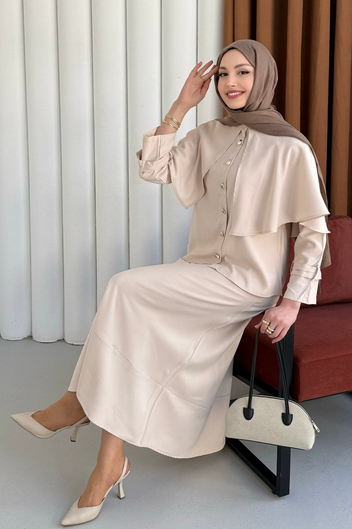 Elyra Kendinden Pelerinli Gold Düğmeli Tesettür Takım-TAŞ