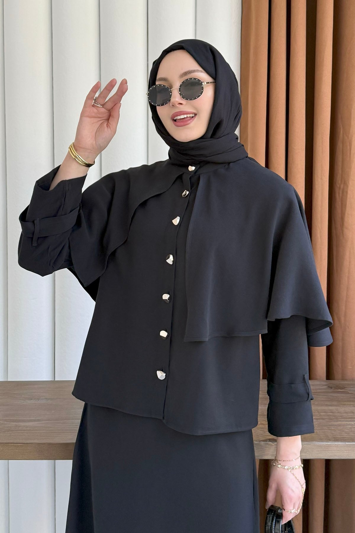 Elyra Kendinden Pelerinli Gold Düğmeli Tesettür Takım-SİYAH