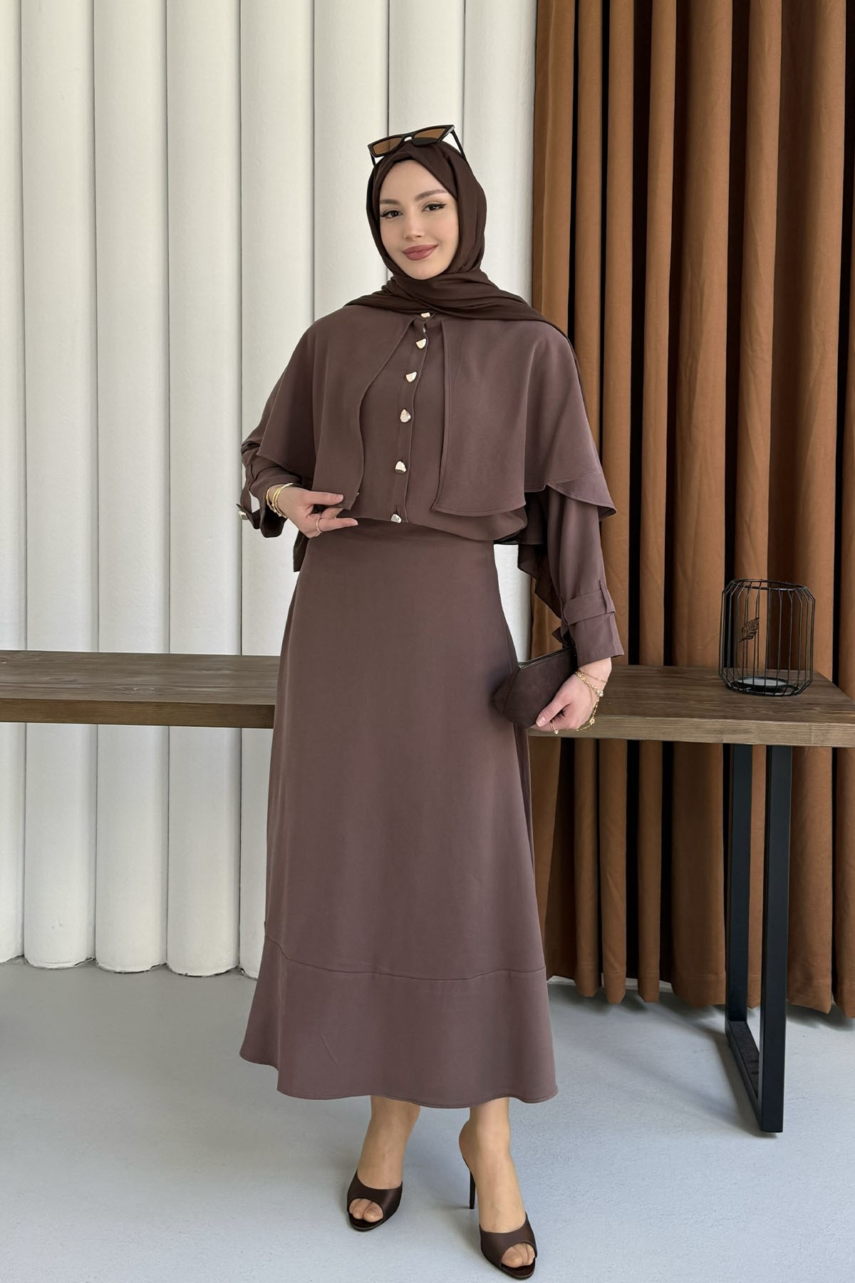 Elyra Kendinden Pelerinli Gold Düğmeli Tesettür Takım-KAHVERENGİ