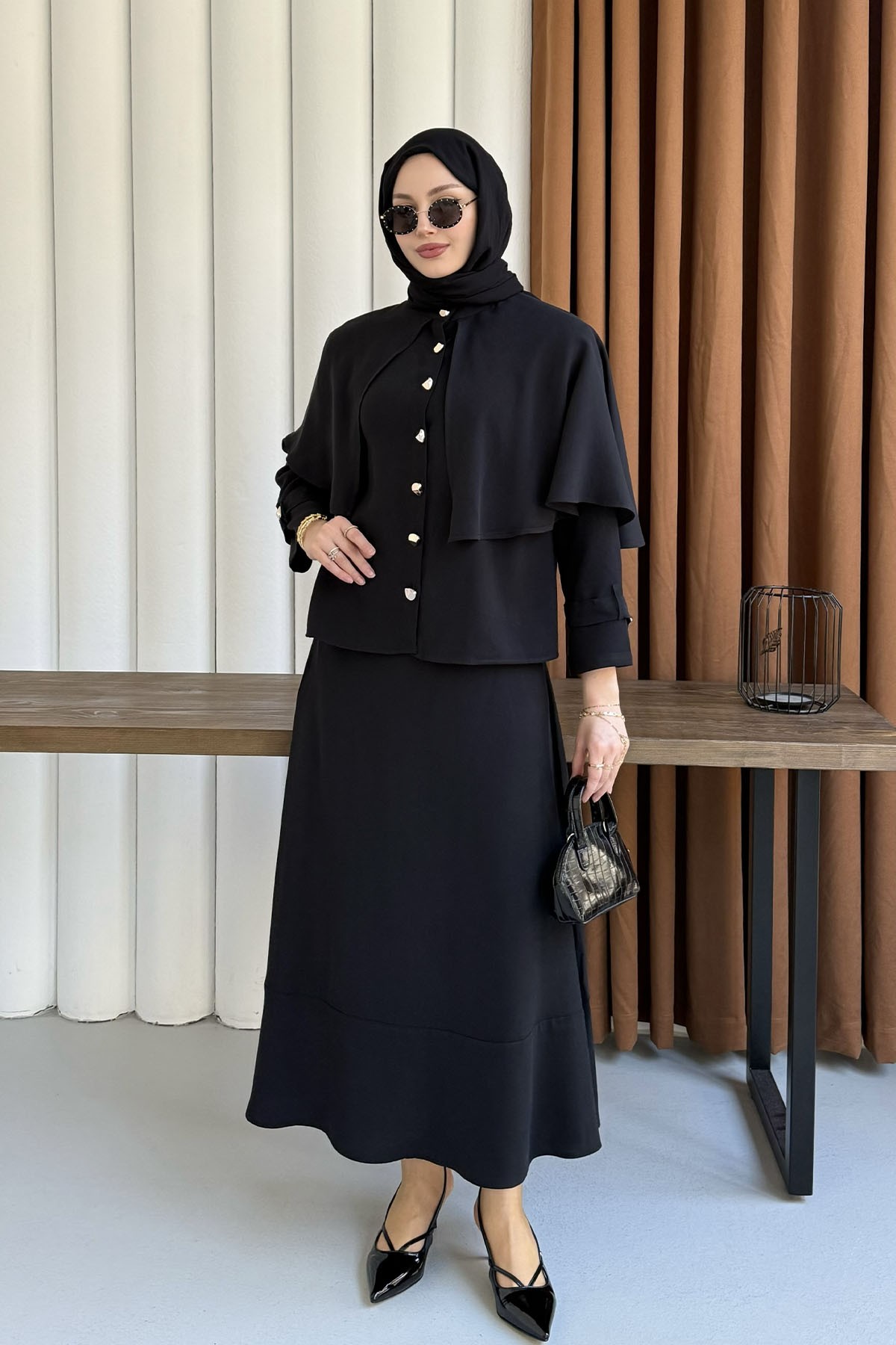 Elyra Kendinden Pelerinli Gold Düğmeli Tesettür Takım-SİYAH