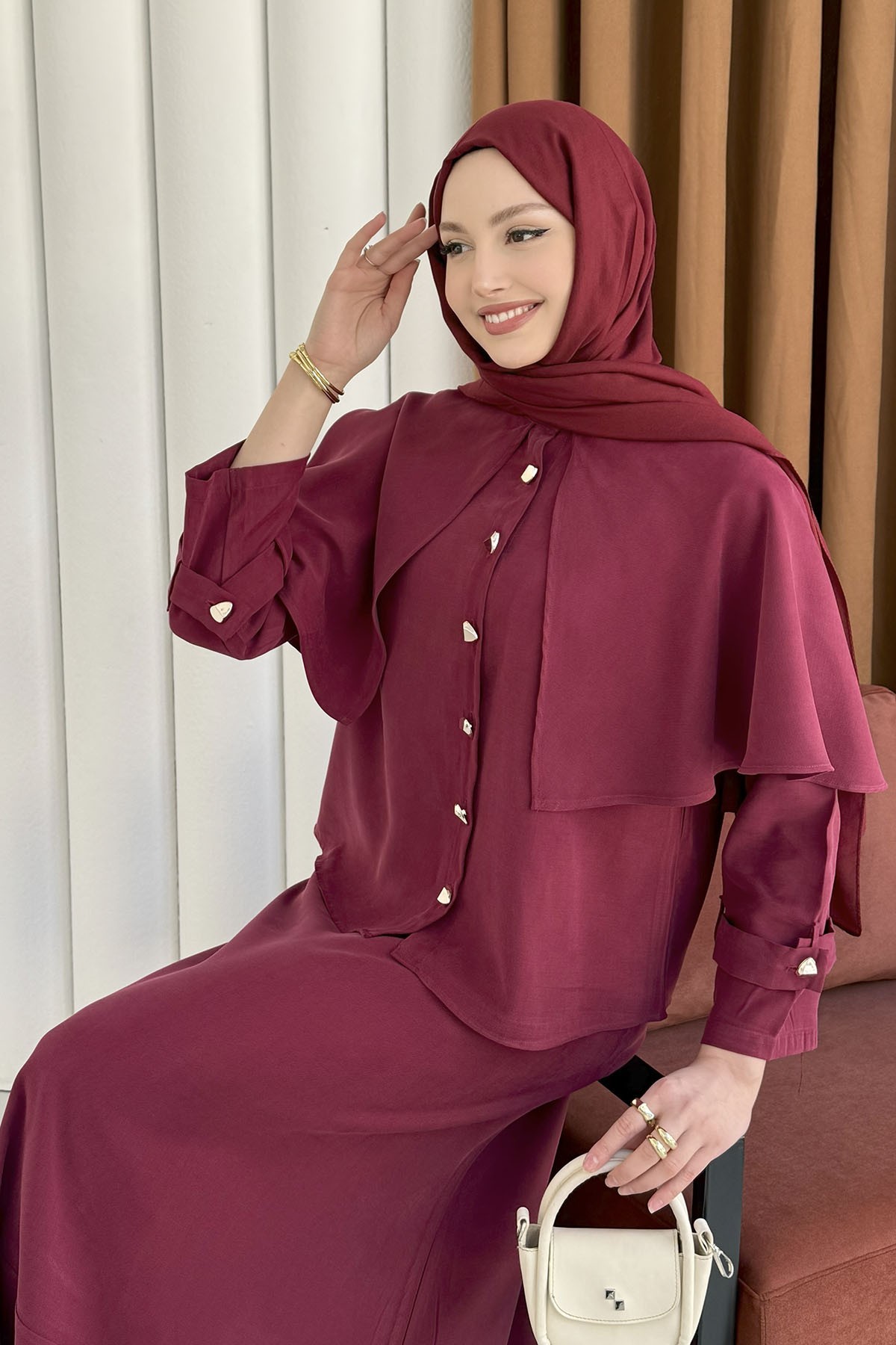 Elyra Kendinden Pelerinli Gold Düğmeli Tesettür Takım-VİŞNE RENGİ