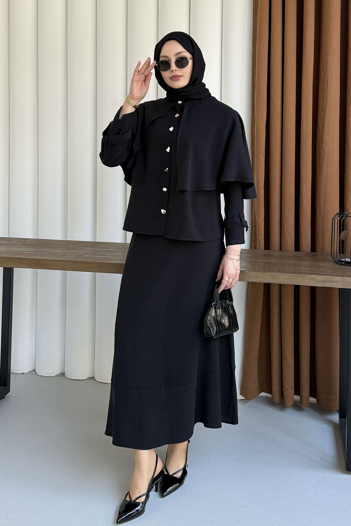 Elyra Kendinden Pelerinli Gold Düğmeli Tesettür Takım-SİYAH