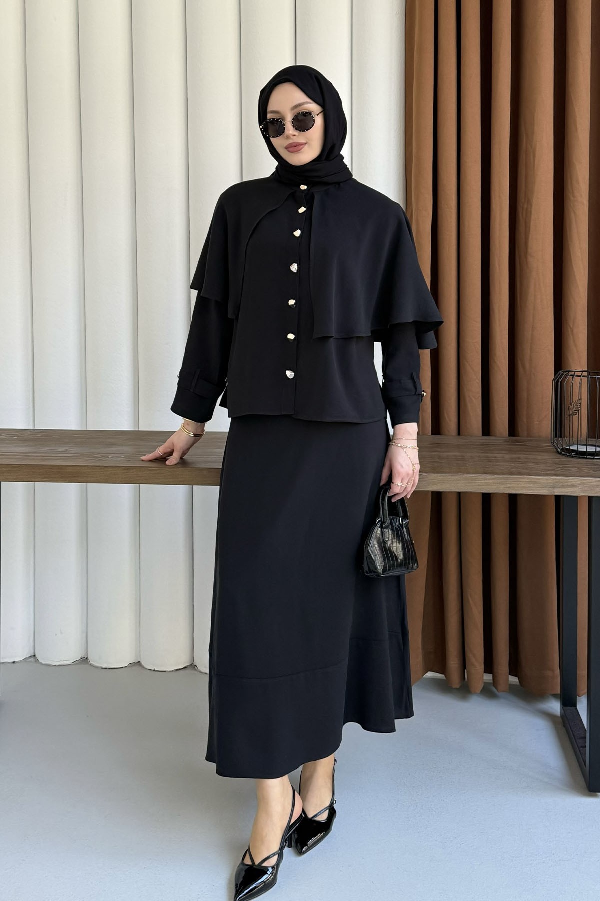 Elyra Kendinden Pelerinli Gold Düğmeli Tesettür Takım-SİYAH