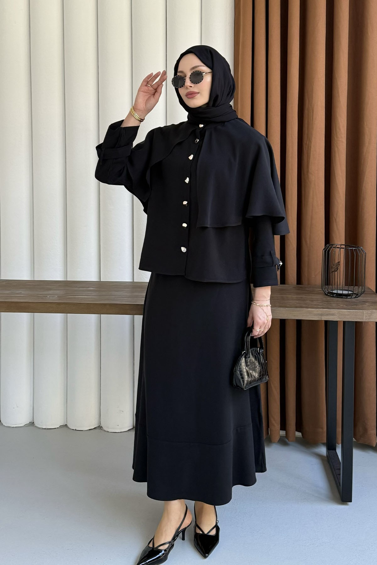 Elyra Kendinden Pelerinli Gold Düğmeli Tesettür Takım-SİYAH