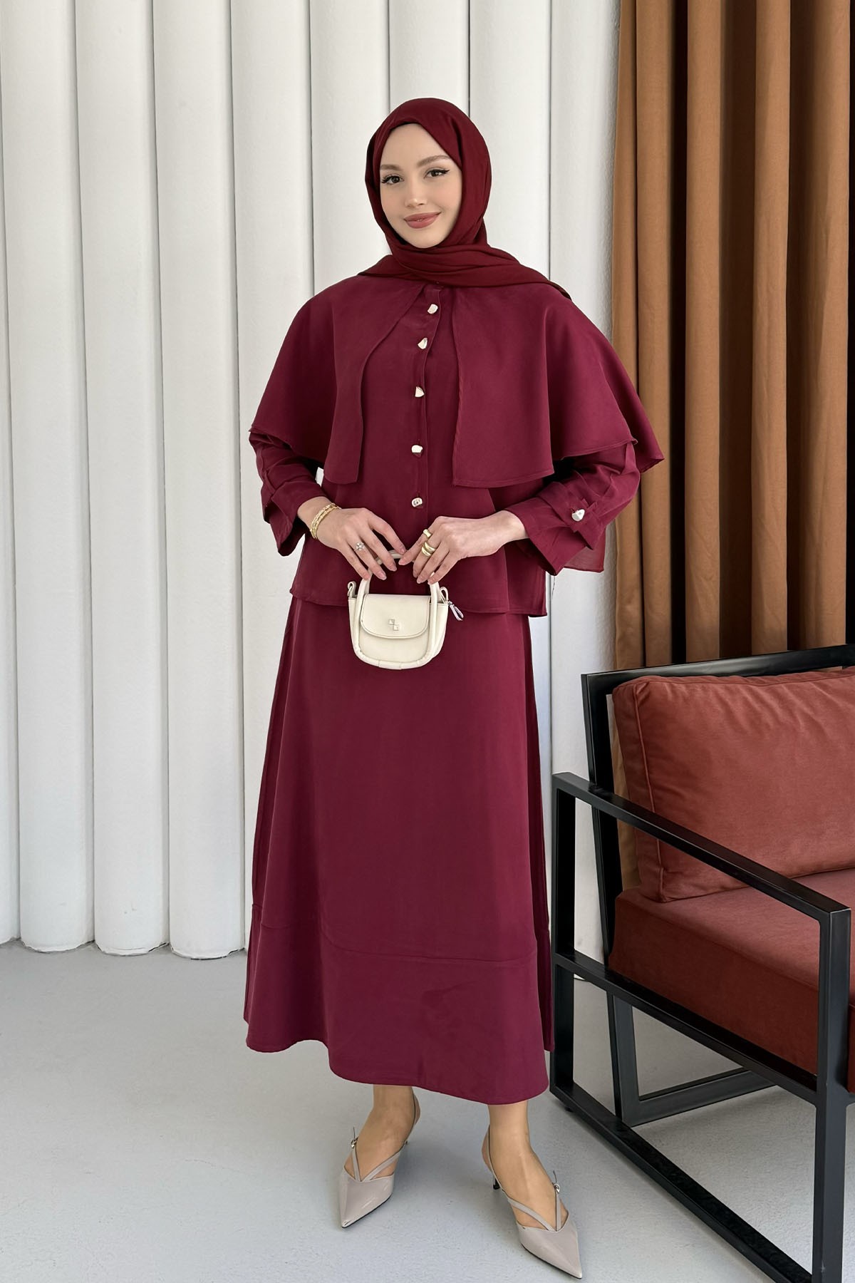 Elyra Kendinden Pelerinli Gold Düğmeli Tesettür Takım-VİŞNE RENGİ