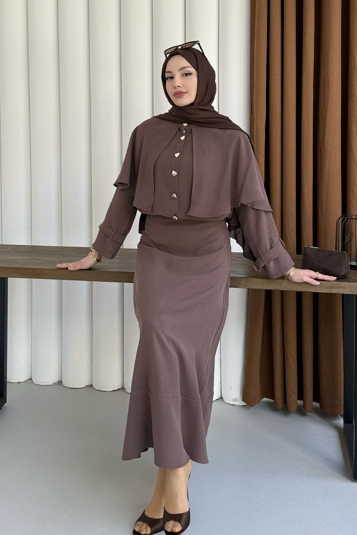Elyra Kendinden Pelerinli Gold Düğmeli Tesettür Takım-KAHVERENGİ