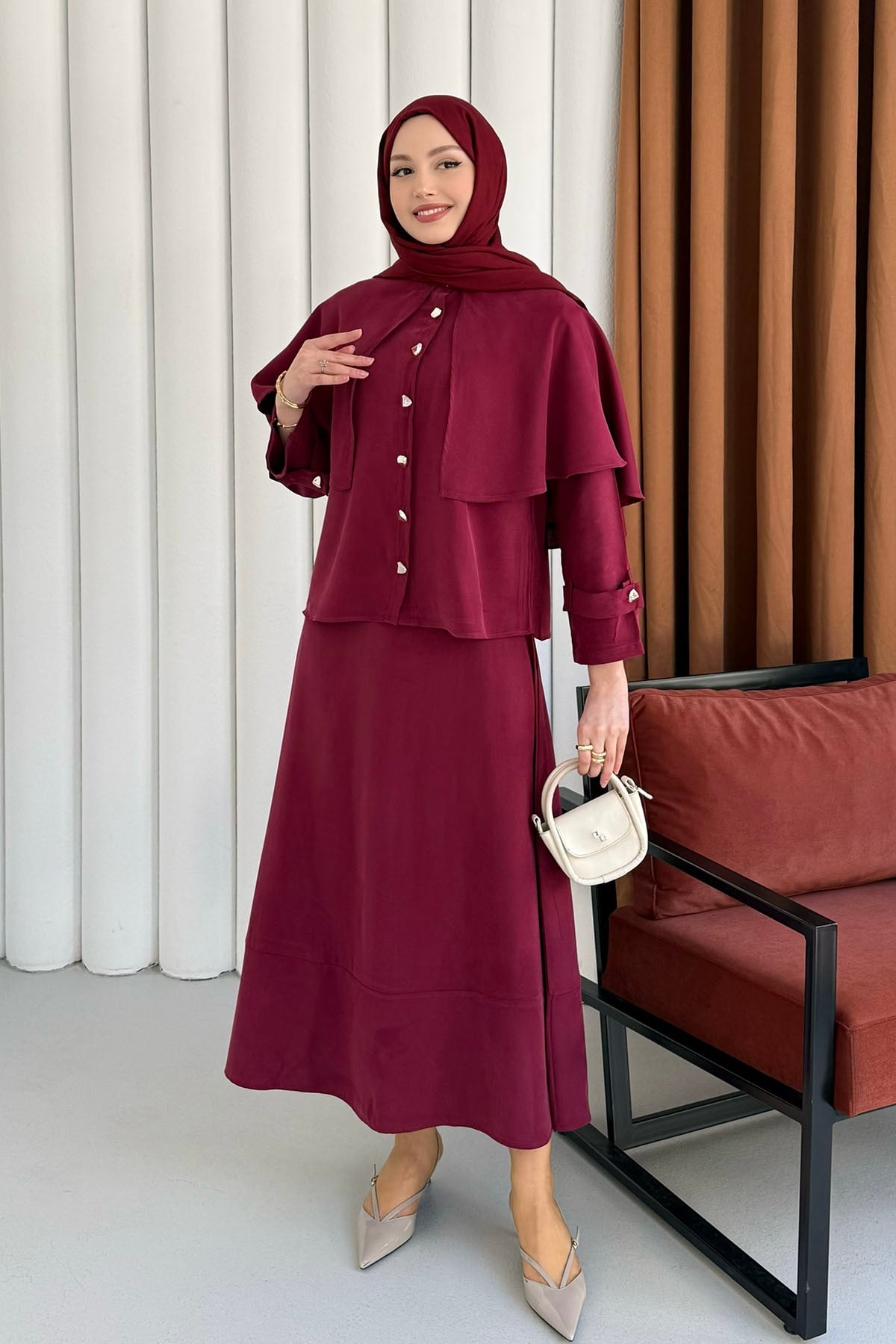 Elyra Kendinden Pelerinli Gold Düğmeli Tesettür Takım-VİŞNE RENGİ