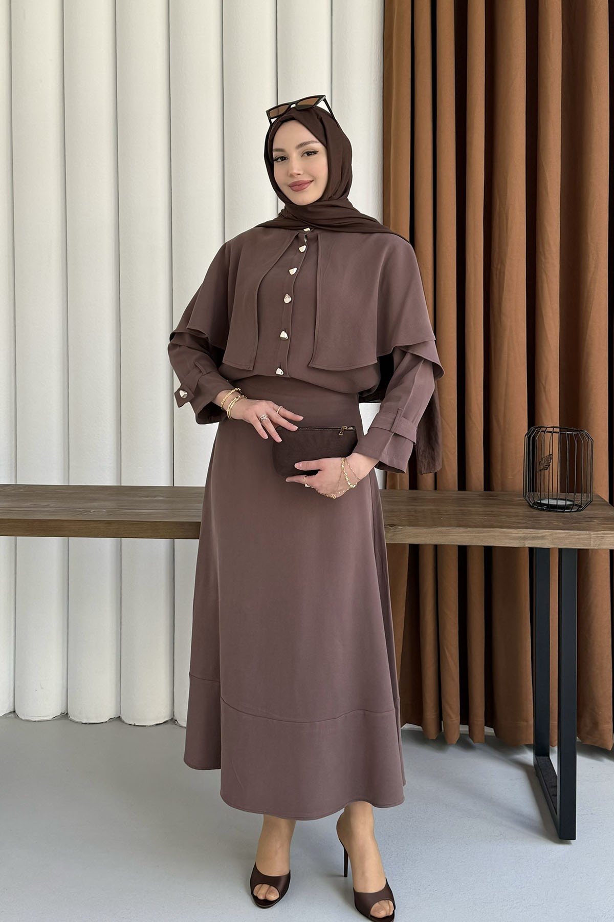 Elyra Kendinden Pelerinli Gold Düğmeli Tesettür Takım-KAHVERENGİ