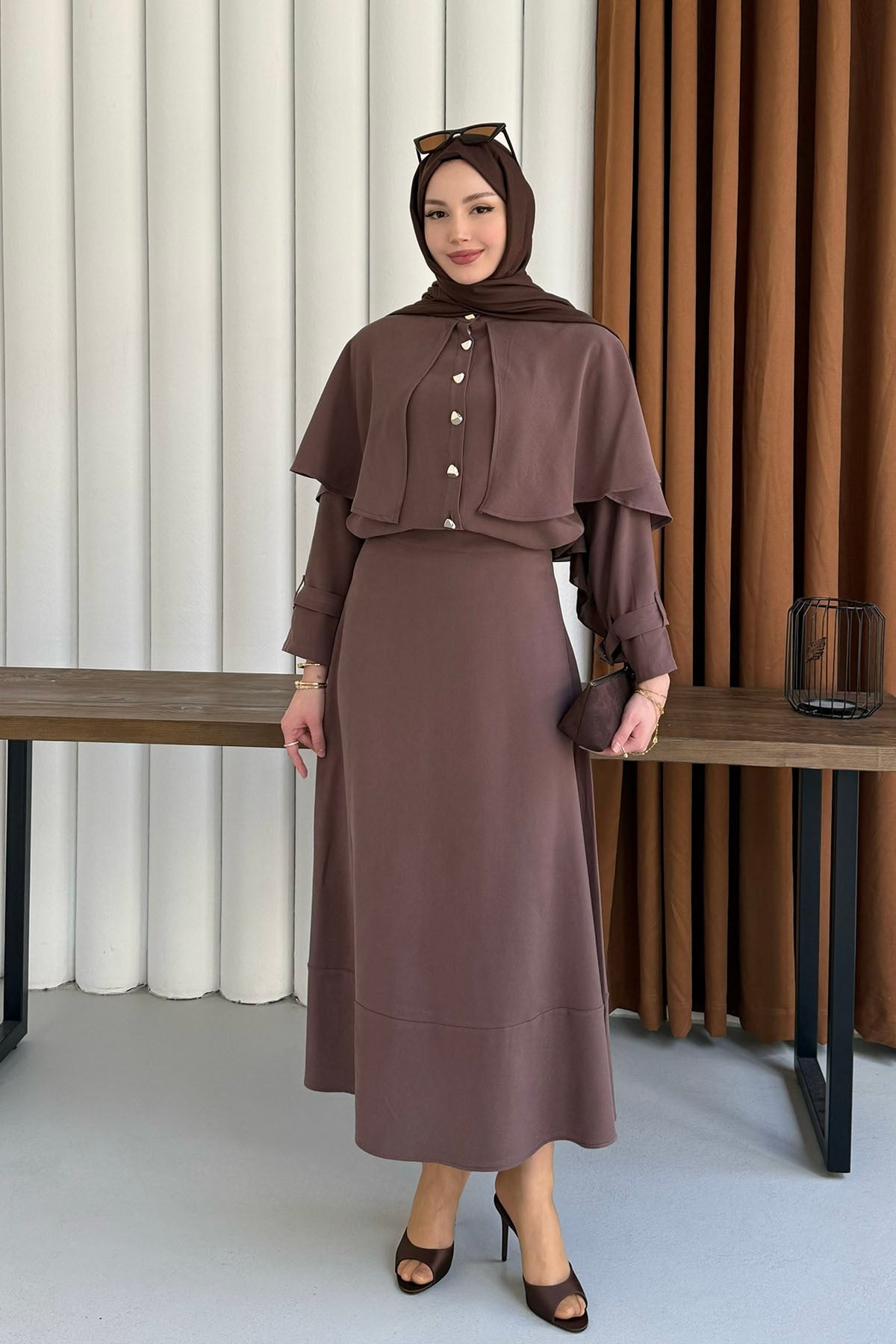 Elyra Kendinden Pelerinli Gold Düğmeli Tesettür Takım-KAHVERENGİ