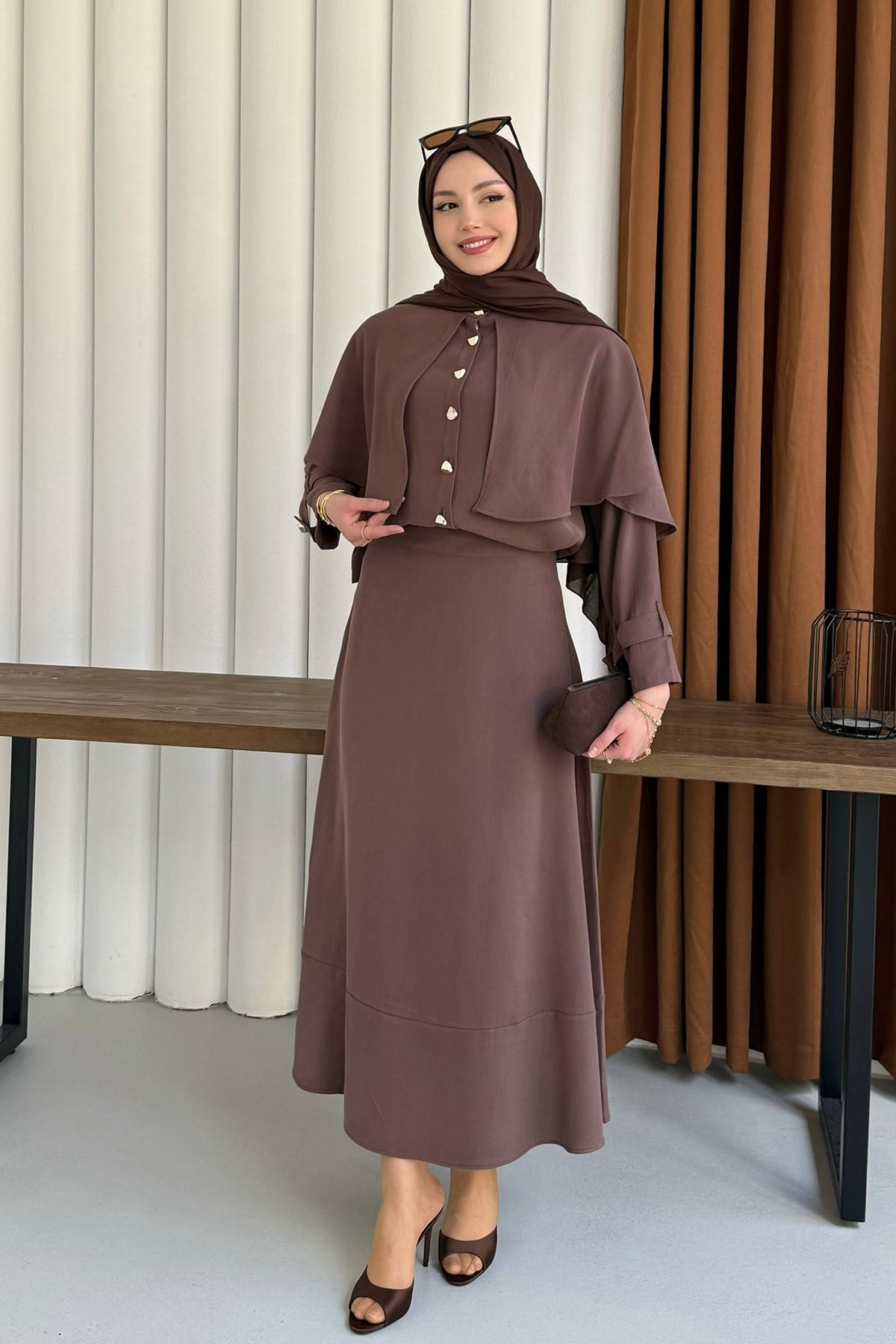 Elyra Kendinden Pelerinli Gold Düğmeli Tesettür Takım-KAHVERENGİ