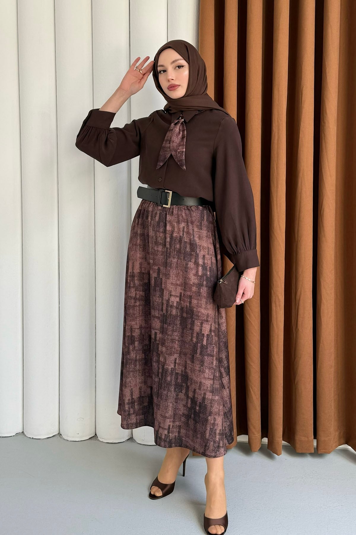 Etek Desenli Fular Yaka Tesettür Takım-KAHVERENGİ